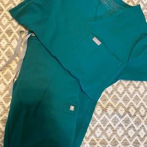 FIGS HUNTER GREEN SET